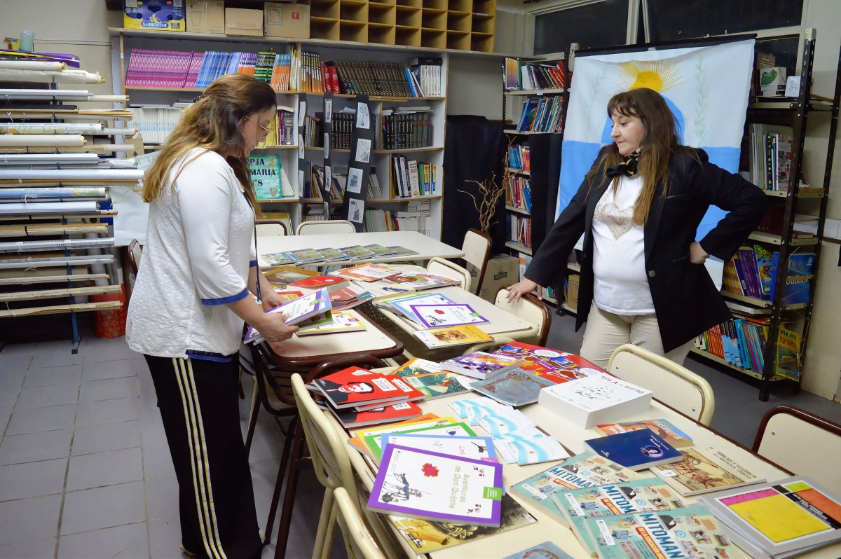 Con la entrega de libros fortalecen la alfabetización de jóvenes y adultos en Río Gallegos