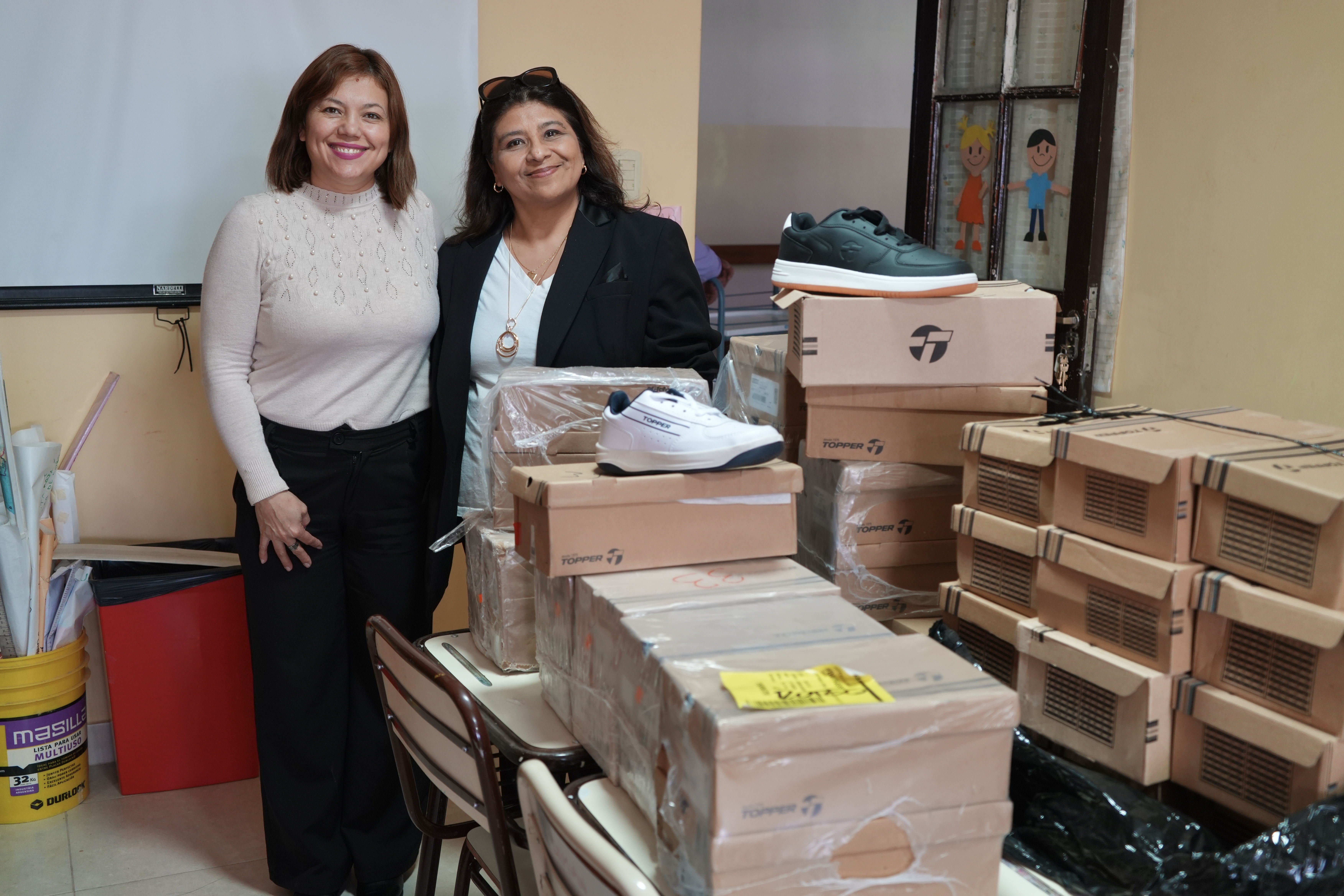 EduActiva fortalece las escuelas de Jaramillo y Fitz Roy con la entrega de calzado deportivo