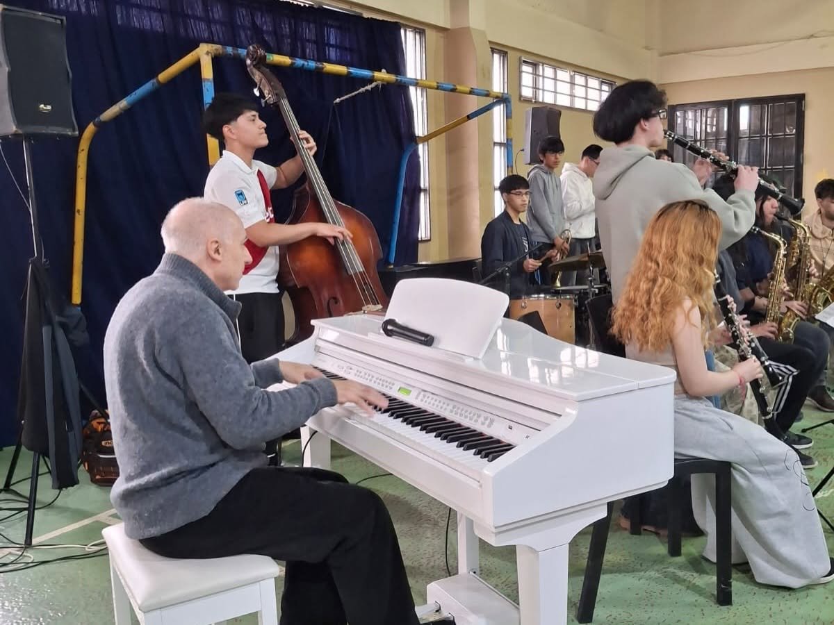 El maestro de jazz Manuel Fraga brindó una capacitación a docentes y estudiantes de la Escuela Re Si