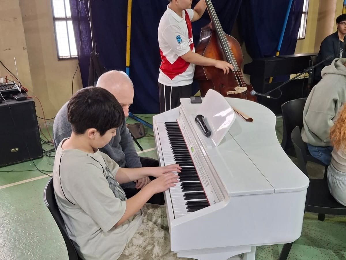 El maestro de jazz Manuel Fraga brindó una capacitación a docentes y estudiantes de la Escuela Re Si
