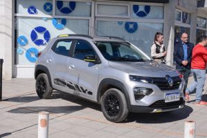 Melisa Domínguez recibió un Renault 0 km Kwid Iconic Outsider 1.0 y Lotería prepara un nuevo sorteo de vivienda modular