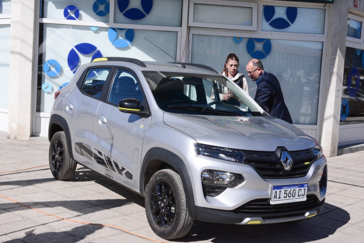 Melisa Domínguez recibió un Renault 0 km Kwid Iconic Outsider 1.0 y Lotería prepara un nuevo sorteo de vivienda modular