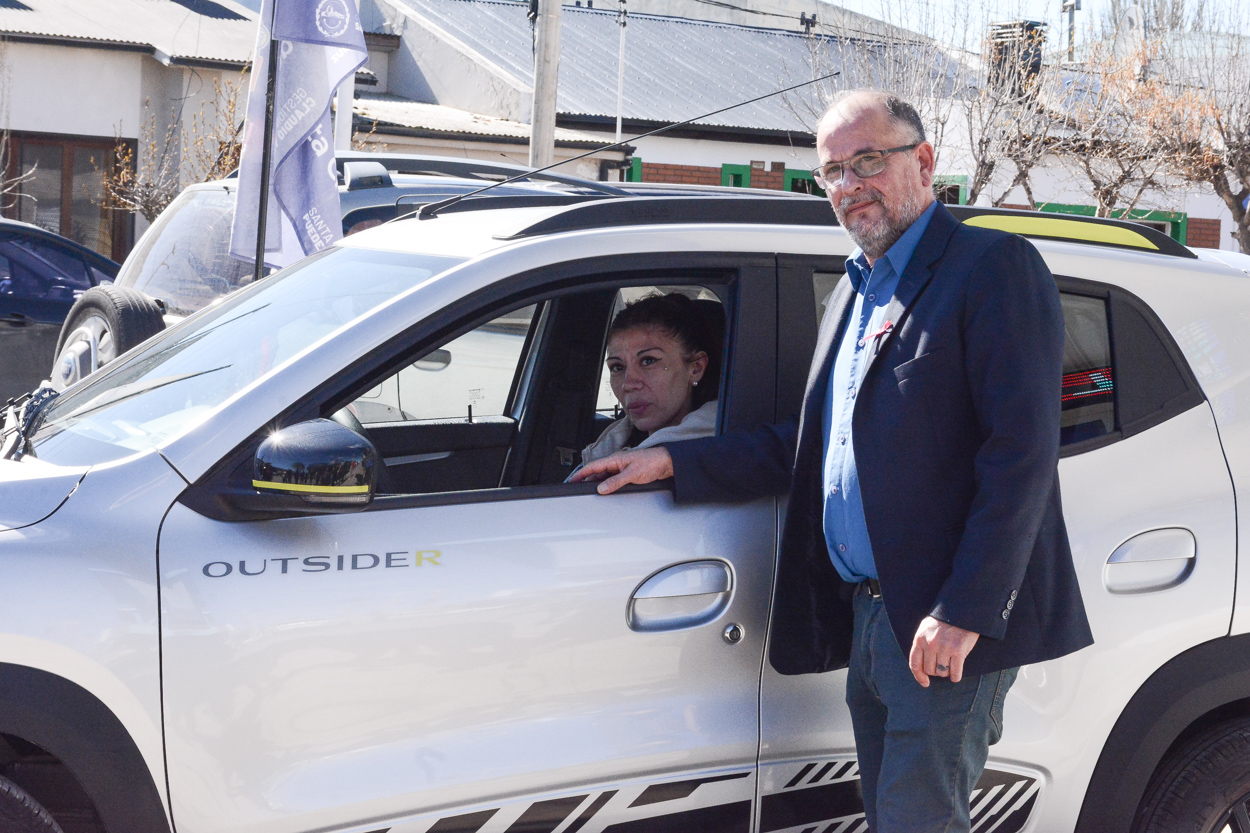 Melisa Domínguez recibió un Renault 0 km Kwid Iconic Outsider 1.0 y Lotería prepara un nuevo sorteo de vivienda modular