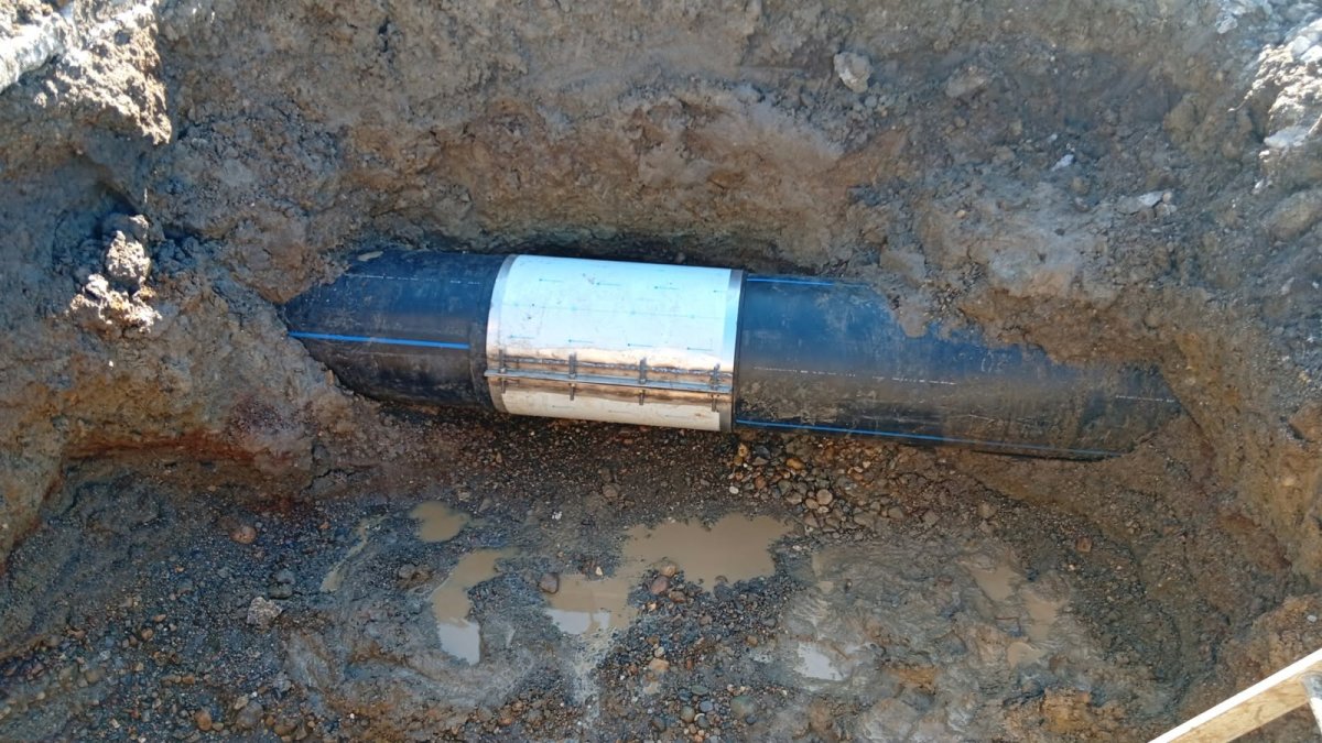 Continúa la reparación urgente en el acueducto de Palermo Aike para asegurar el suministro de agua