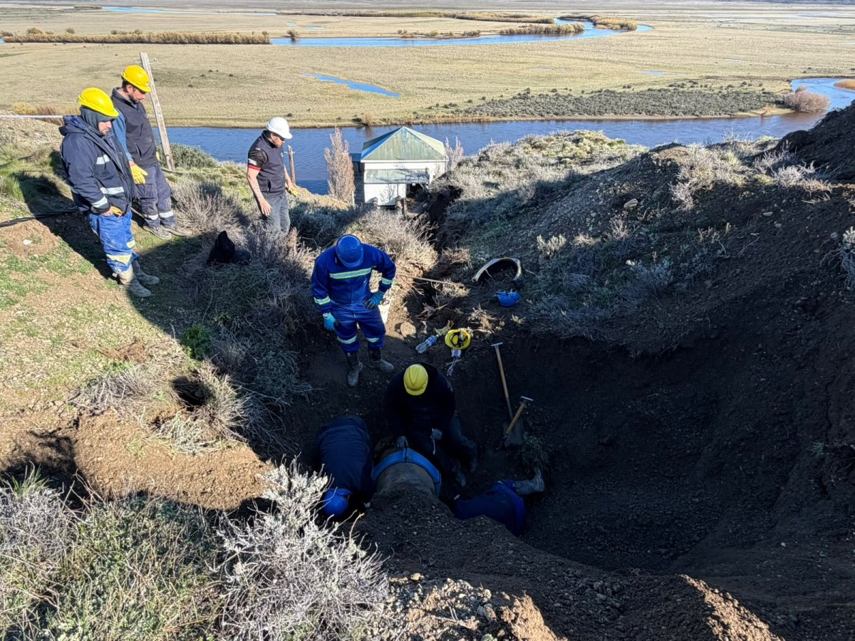 Continúa la reparación urgente en el acueducto de Palermo Aike para asegurar el suministro de agua