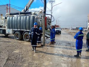 Servicios Públicos refuerza el mantenimiento de redes cloacales y pluviales con apoyo de Perito Moreno