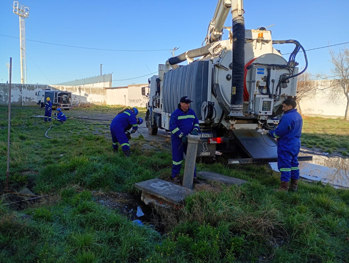 Servicios Públicos refuerza el mantenimiento de redes cloacales y pluviales con apoyo de Perito Moreno