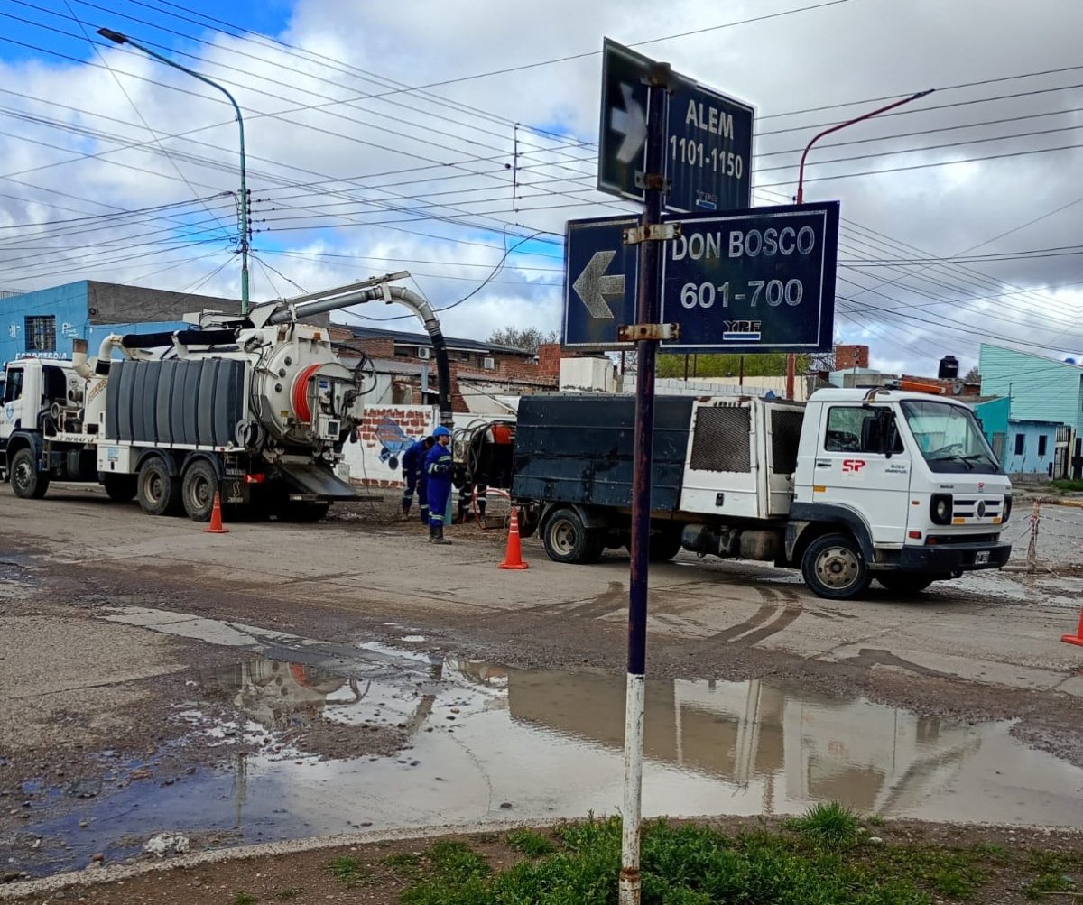Servicios Públicos refuerza el mantenimiento de redes cloacales y pluviales con apoyo de Perito Moreno