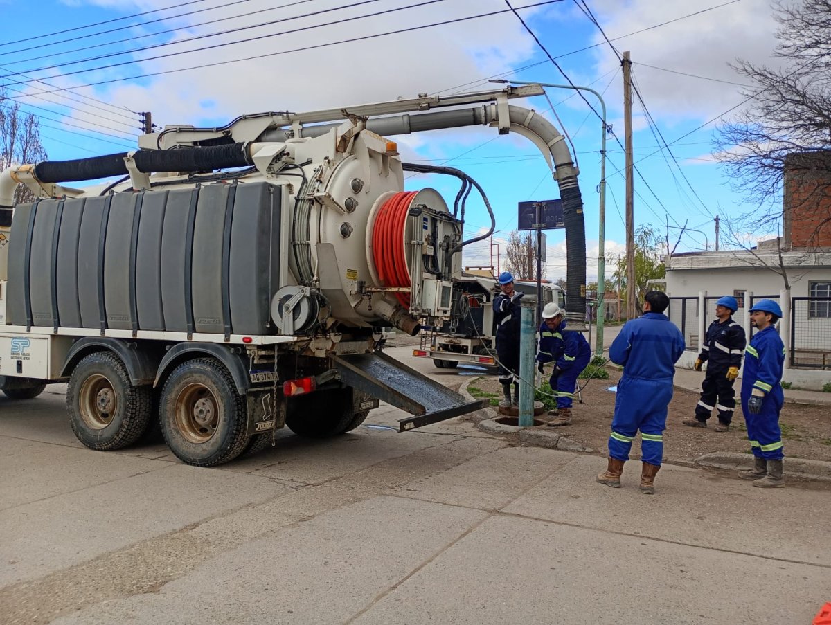 Servicios Públicos refuerza el mantenimiento de redes cloacales y pluviales con apoyo de Perito Moreno