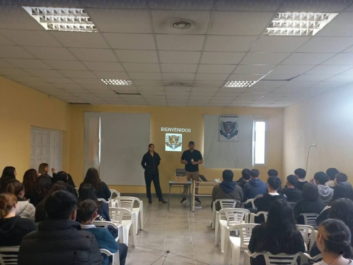 La Policía de Santa Cruz brindó charlas preventivas sobre el consumo de estupefacientes en Caleta Olivia