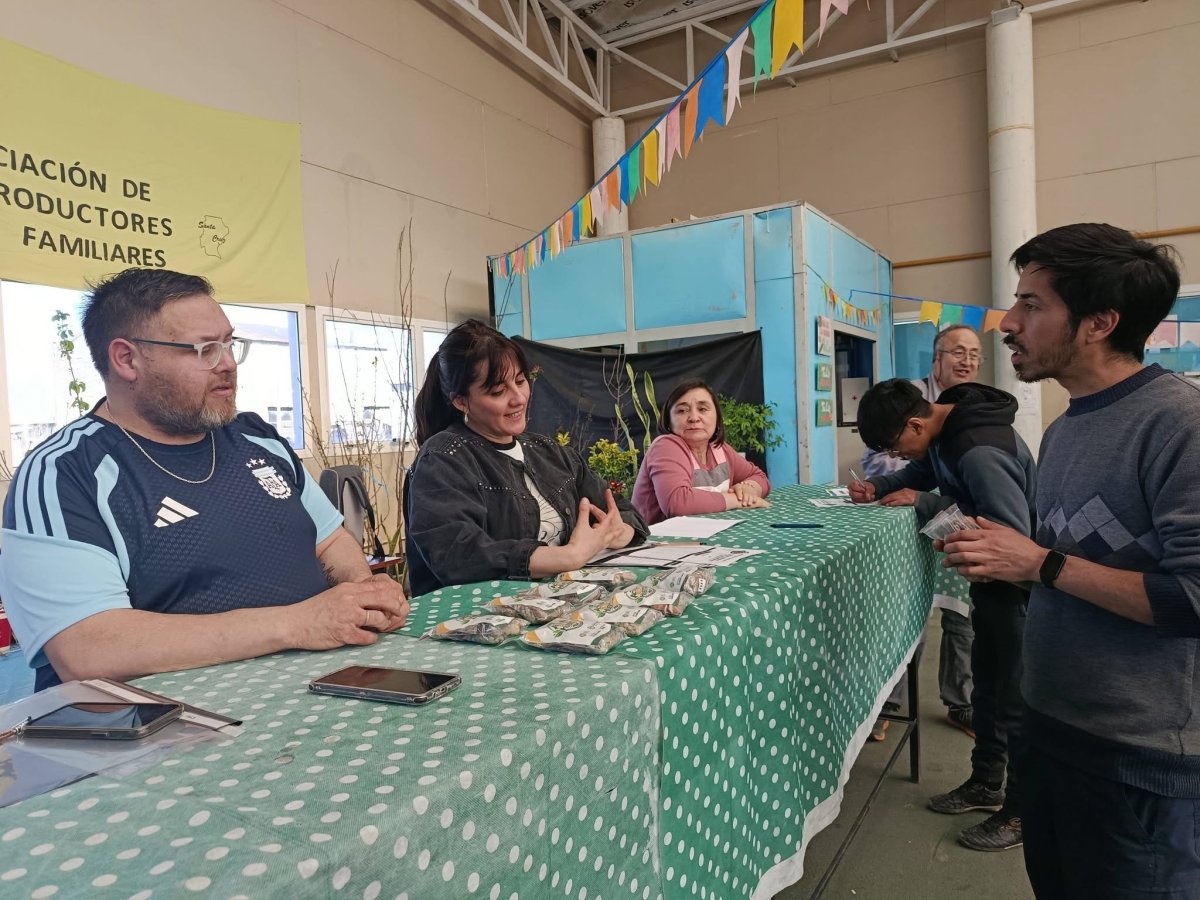El CAP entregó semillas en la Asociación de Productores Frutihortícolas de Río Gallegos
