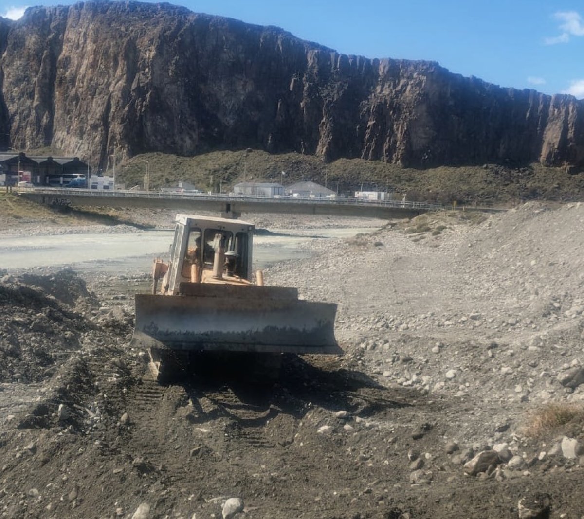 Vialidad Provincial realizó trabajos preventivos en el río De las Vueltas para evitar desbordes