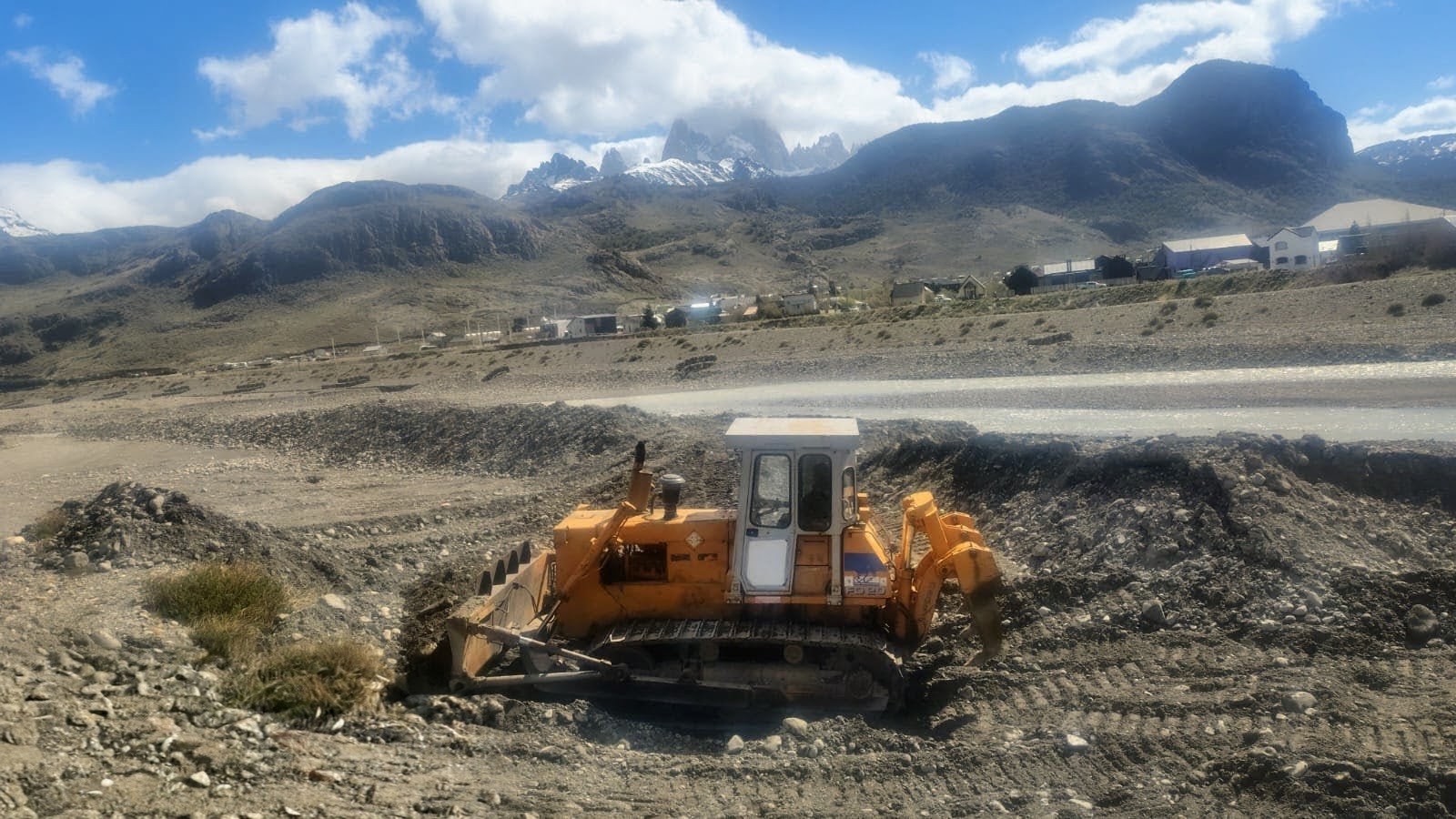Personal del Distrito El Chaltén llevó a cabo tareas de encauzamiento y acomodamiento de material.