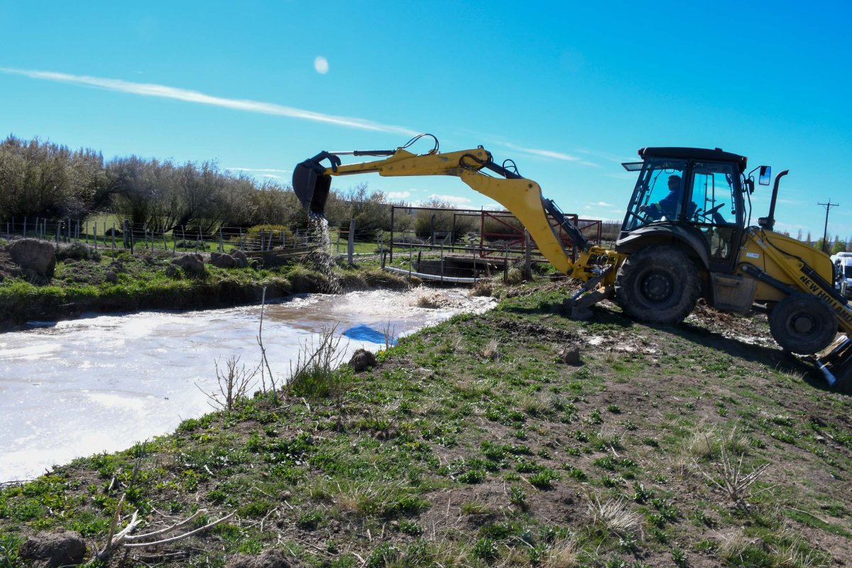 Gobernador Gregores: el agua recorrerá 14 kilómetros para llegar a los canales que abastecen a los productores
