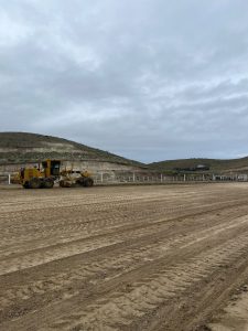 Vialidad realizó tareas de limpieza y repaso del campo de jineteada en Puerto Deseado 