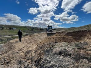 Vialidad realizó tareas de limpieza y repaso del campo de jineteada en Puerto Deseado 