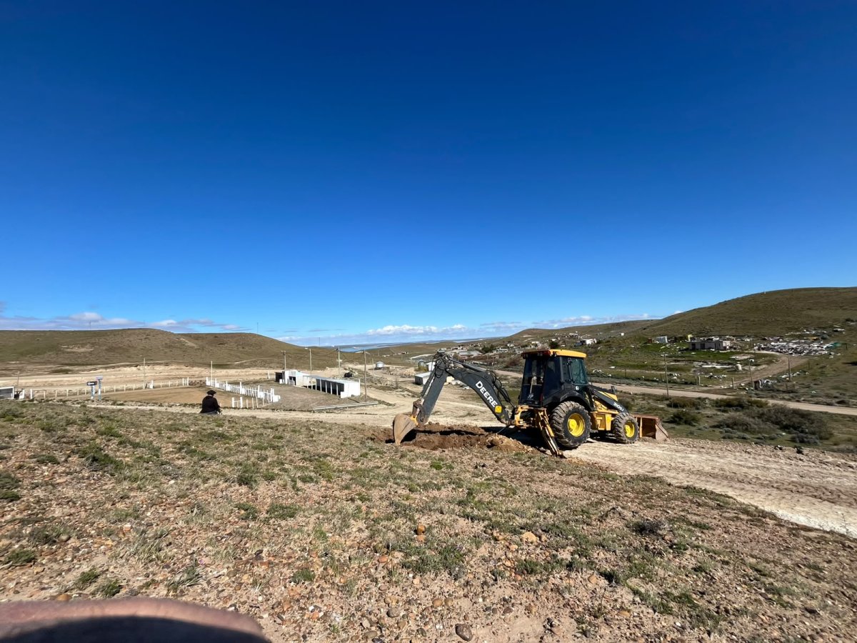 Vialidad realizó tareas de limpieza y repaso del campo de jineteada en Puerto Deseado