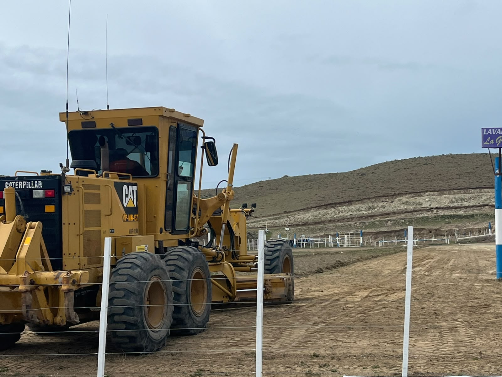Vialidad realizó tareas de limpieza y repaso del campo de jineteada en Puerto Deseado 