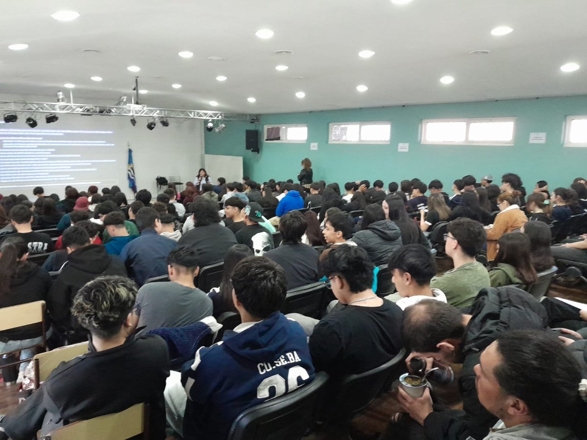 Estudiantes secundarios se capacitaron en habilitación comercial y marco legal para sus emprendimientos
