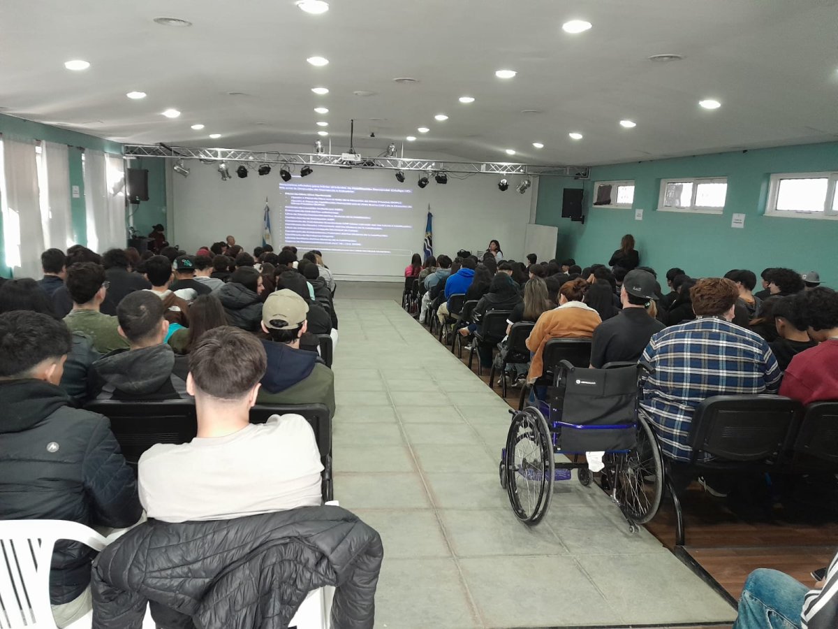 Estudiantes secundarios se capacitaron en habilitación comercial y marco legal para sus emprendimientos