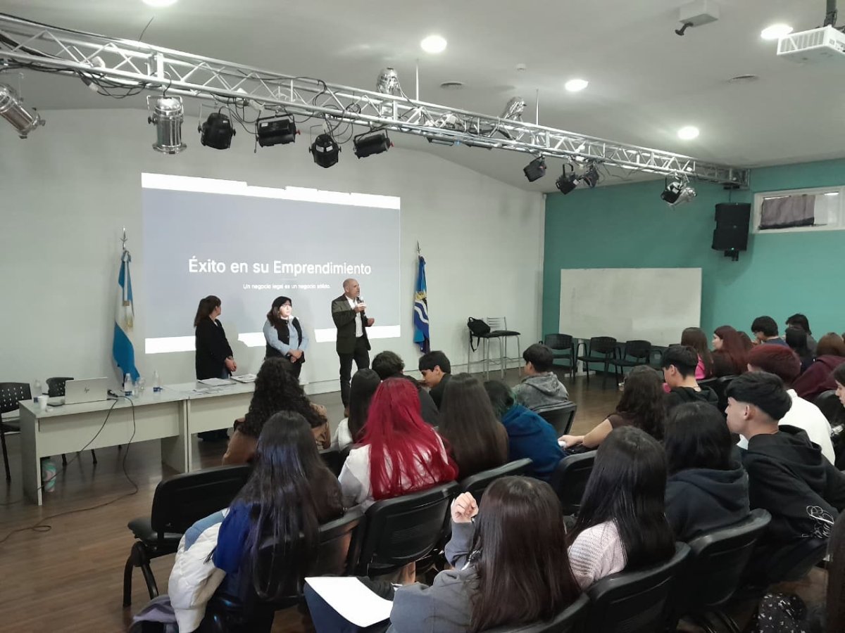 Estudiantes secundarios se capacitaron en habilitación comercial y marco legal para sus emprendimientos