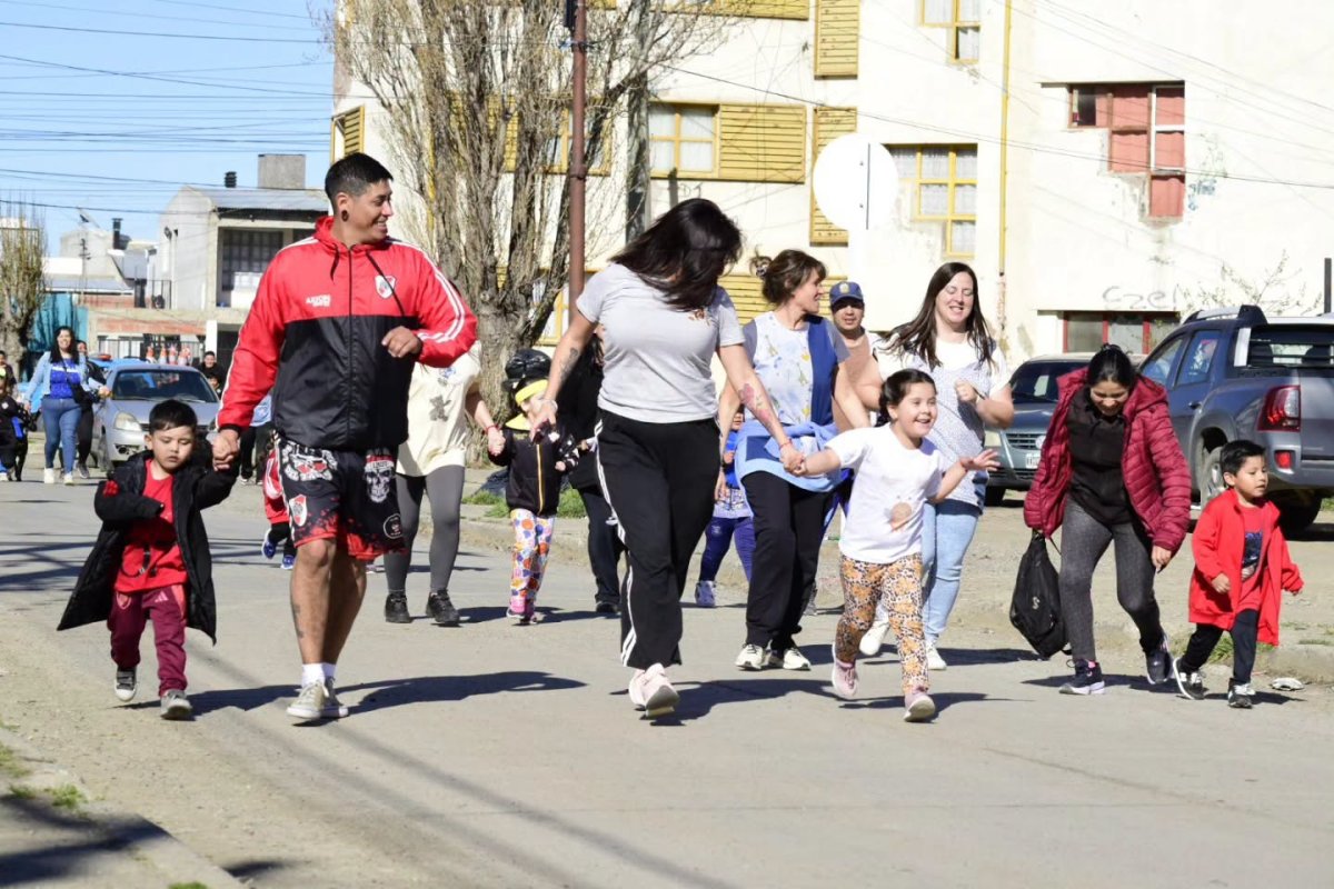 Pequeños pasos, grandes movimientos: el Jardín Nº 44 salió a jugar con las familias