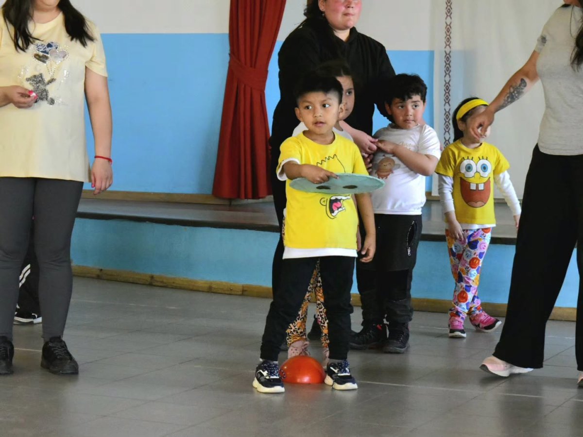 Pequeños pasos, grandes movimientos: el Jardín Nº 44 salió a jugar con las familias
