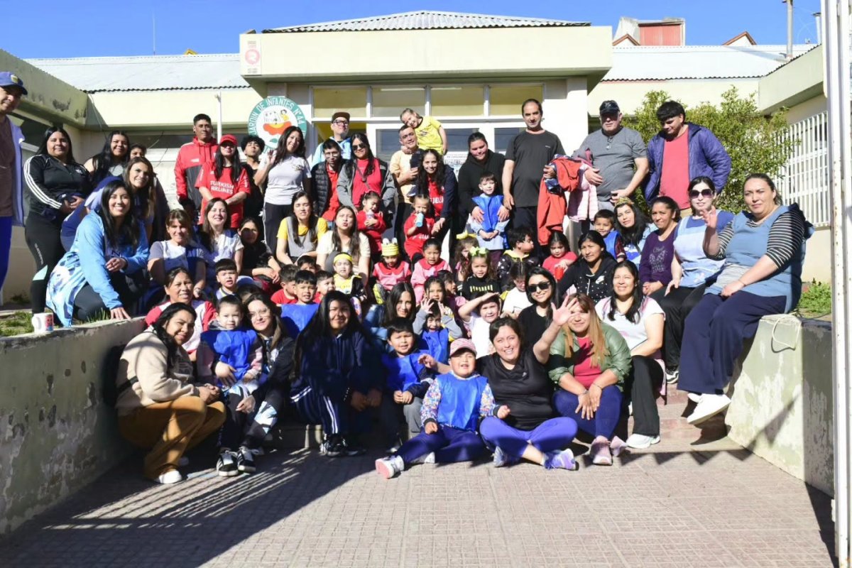 Pequeños pasos, grandes movimientos: el Jardín Nº 44 salió a jugar con las familias
