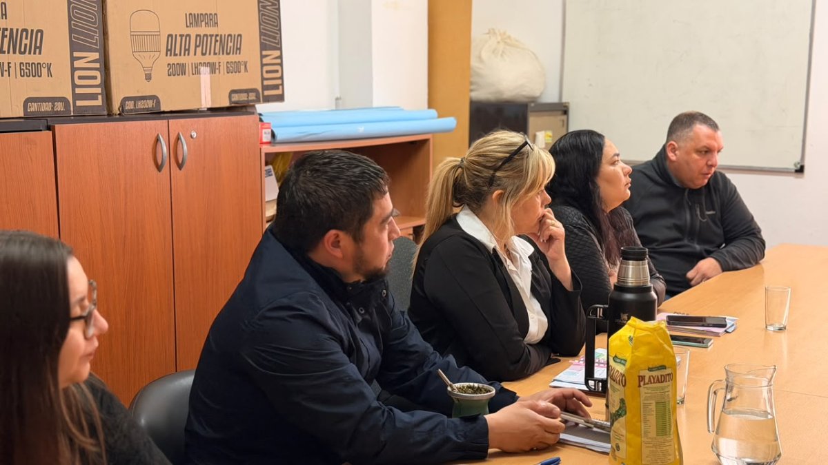 Georgion encabezó una reunión intersectorial en Pico Truncado para coordinar políticas públicas