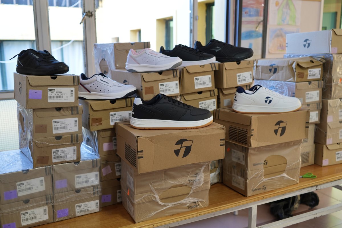 Se entregaron más de 350 pares de zapatillas en Lago Posadas y Los Antiguos