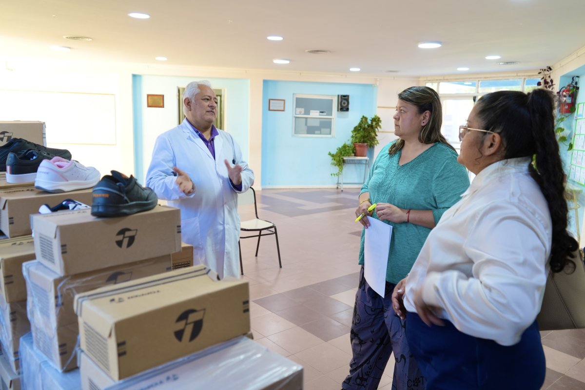 Se entregaron más de 350 pares de zapatillas en Lago Posadas y Los Antiguos