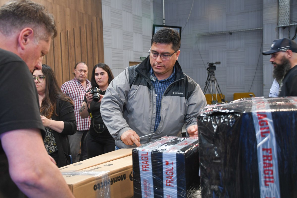 Vidal entregó equipamiento y anuncio nuevas inversiones para fortalecer Canal 9 de Santa Cruz