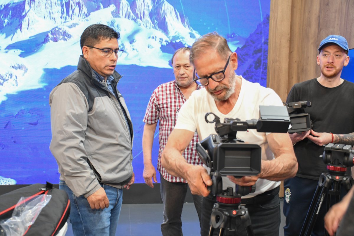 Vidal entregó equipamiento y anuncio nuevas inversiones para fortalecer Canal 9 de Santa Cruz