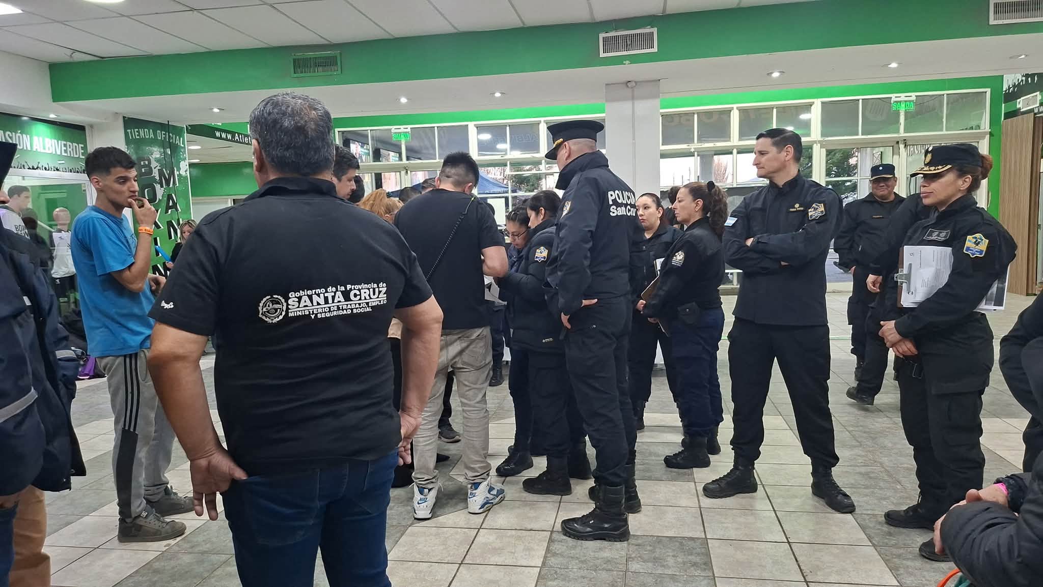 Controles de seguridad en el Polideportivo Atlético Boxing Club.