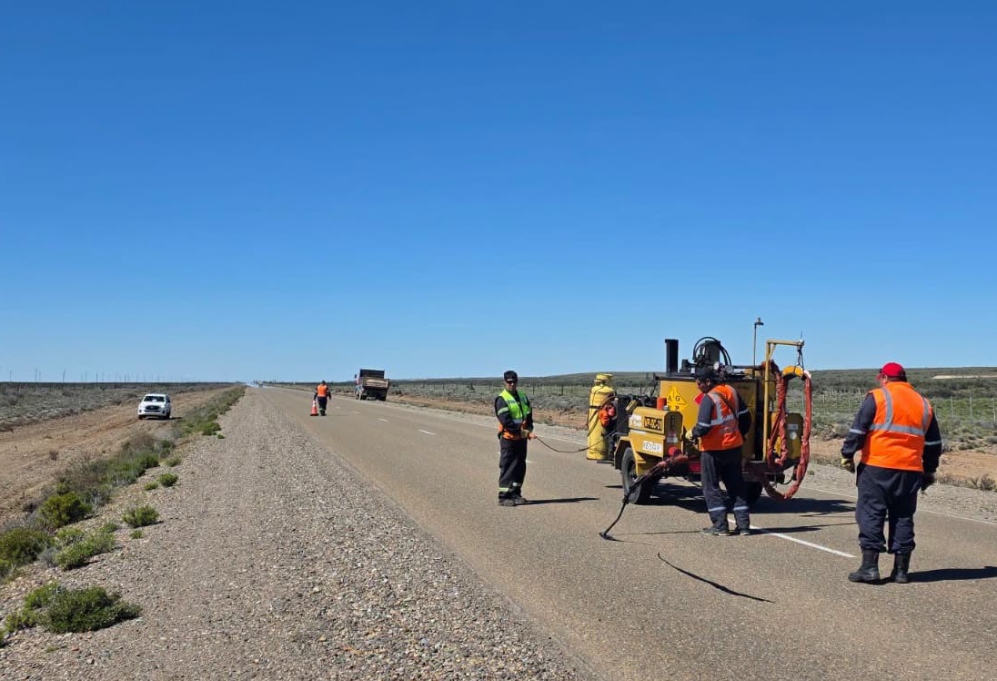 Personal vial realizando su trabajo en la localidad de Las Heras.