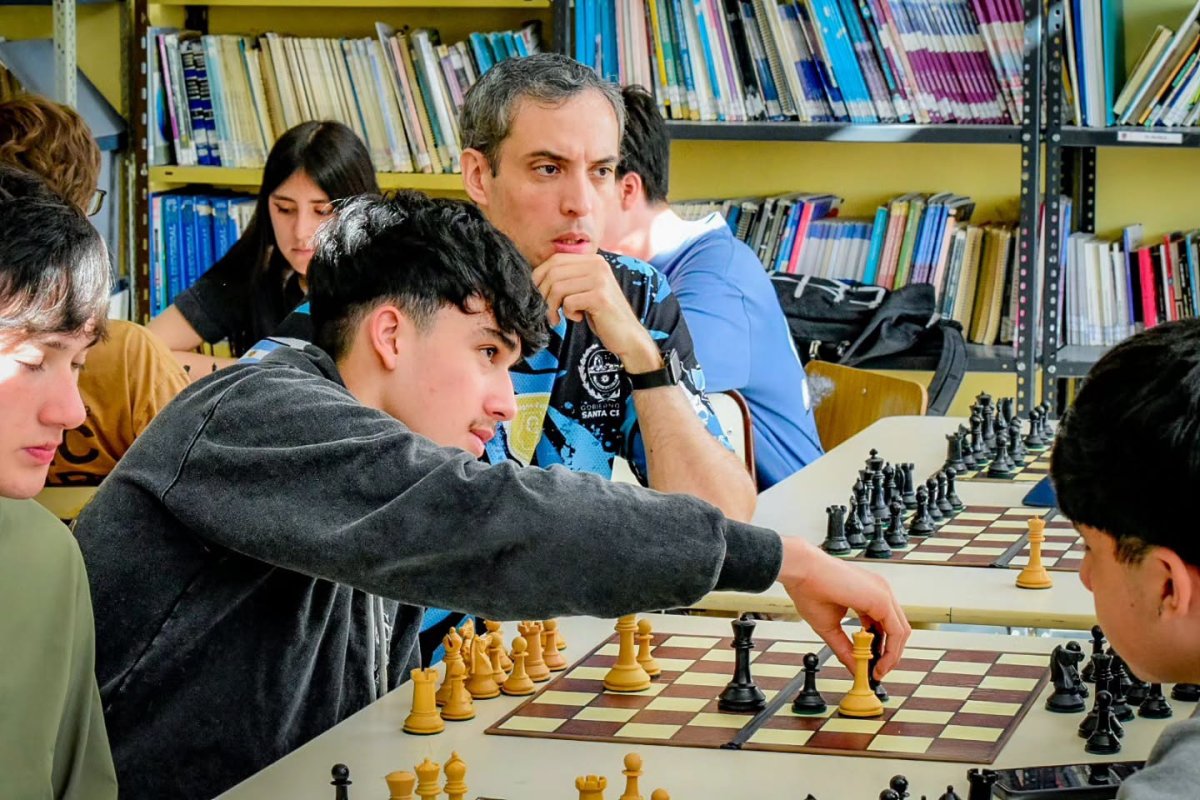 El ajedrez gana espacios en Santa Cruz y promueve el aprendizaje en todas las edades