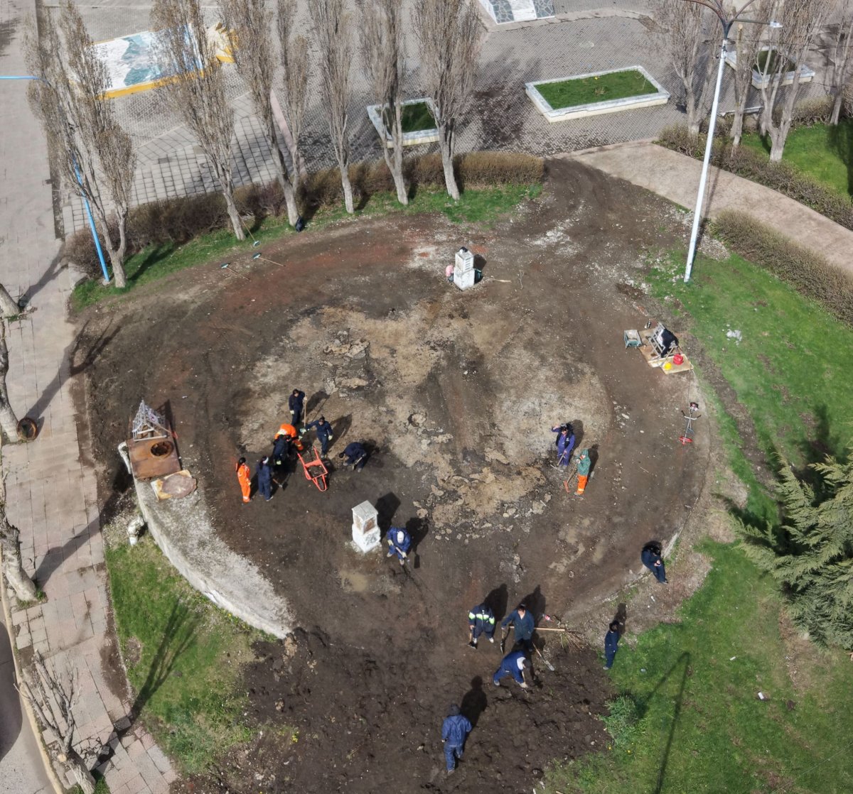 Servicios Públicos realiza la limpieza integral de la cisterna central de la plaza