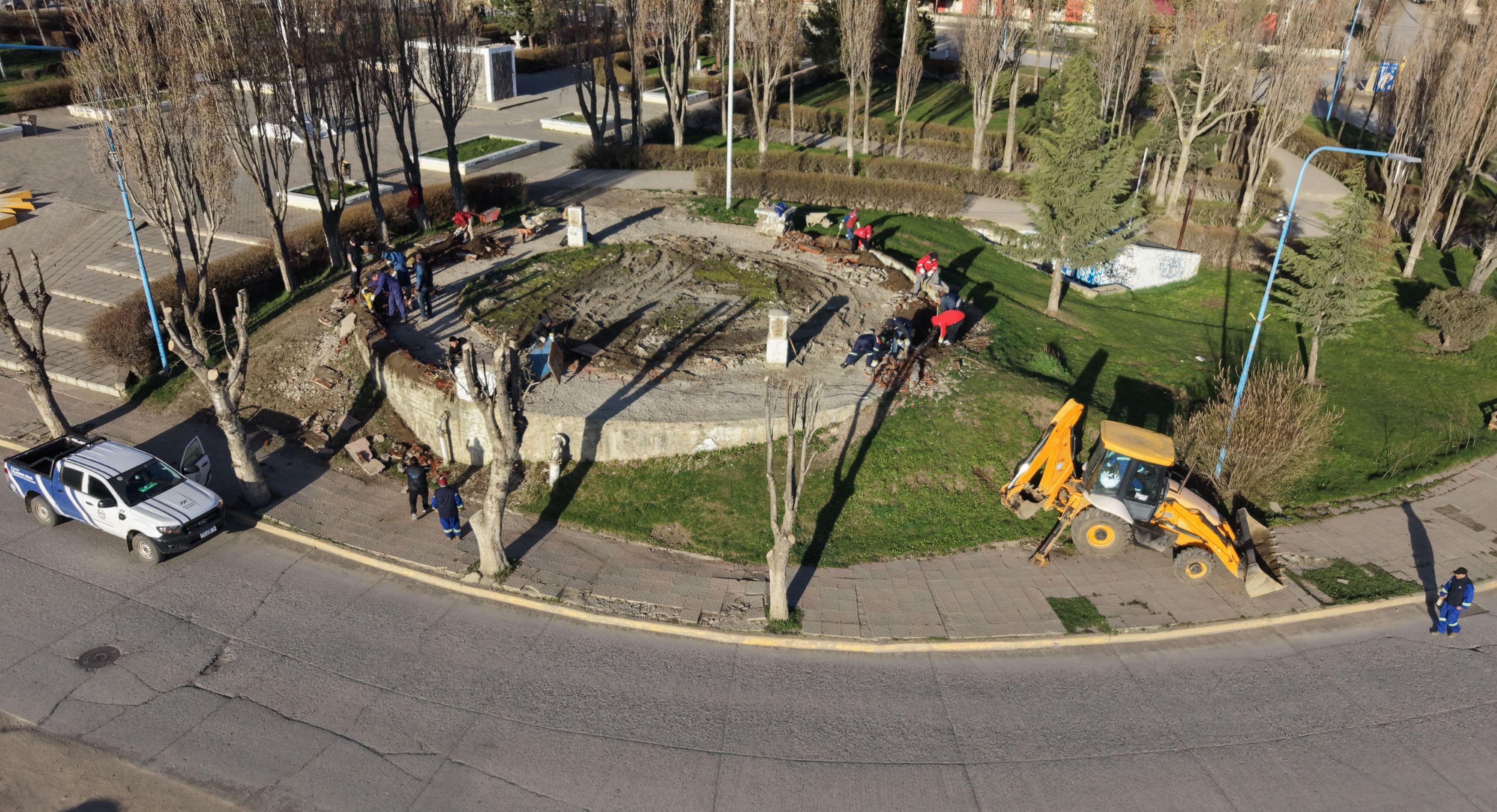Servicios Públicos realiza la limpieza integral de la cisterna central de la plaza
