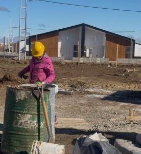 Celeste Robledo, ayudante de albañil: "La mujer también puede dedicarse a cosas grandes" como la construcción del hogar propio