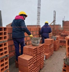 Celeste Robledo, ayudante de albañil: "La mujer también puede dedicarse a cosas grandes" como la construcción del hogar propio