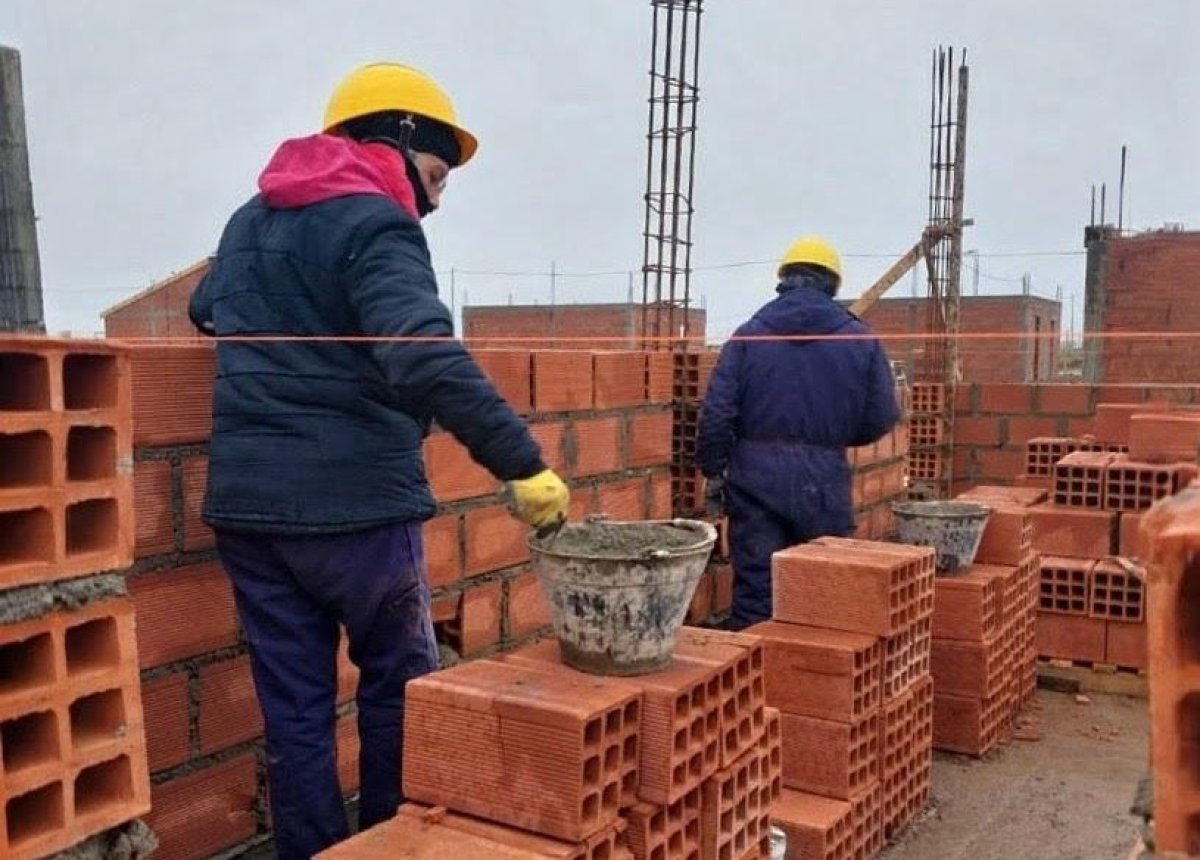 Celeste Robledo, ayudante de albañil: "La mujer también puede dedicarse a cosas grandes" como la construcción del hogar propio