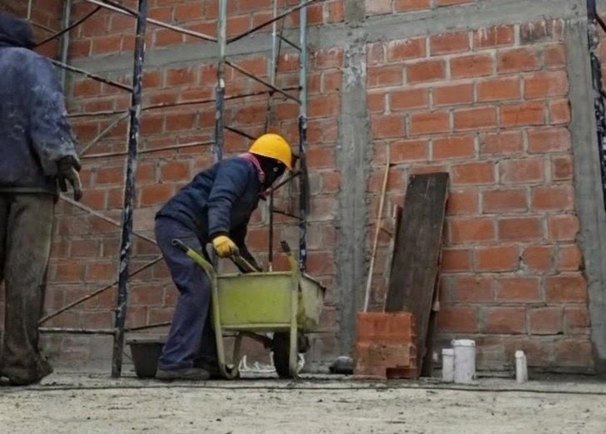 Celeste Robledo, ayudante de albañil: "La mujer también puede dedicarse a cosas grandes" como la construcción del hogar propio