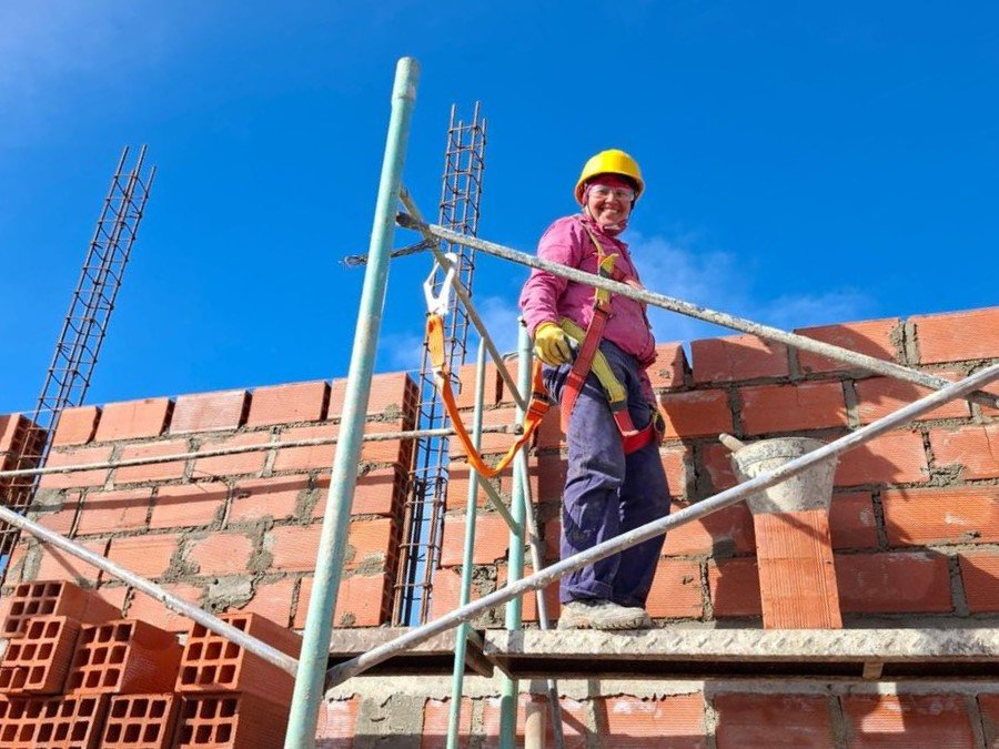 Celeste Robledo, ayudante de albañil: "La mujer también puede dedicarse a cosas grandes" como la construcción del hogar propio