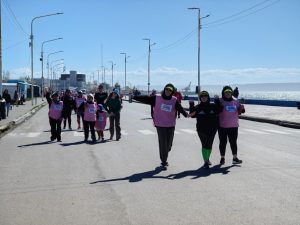 Una multitudinaria caminata reunió a familias y adultos mayores en Río Gallegos