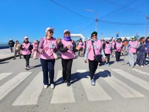 Una multitudinaria caminata reunió a familias y adultos mayores en Río Gallegos