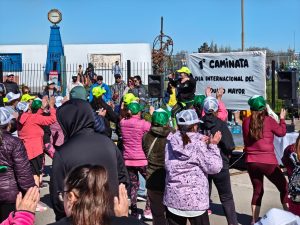 Una multitudinaria caminata reunió a familias y adultos mayores en Río Gallegos