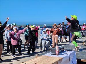 Una multitudinaria caminata reunió a familias y adultos mayores en Río Gallegos