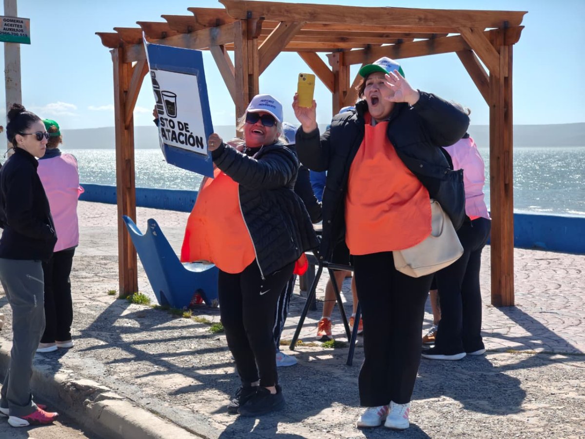 Una multitudinaria caminata reunió a familias y adultos mayores en Río Gallegos