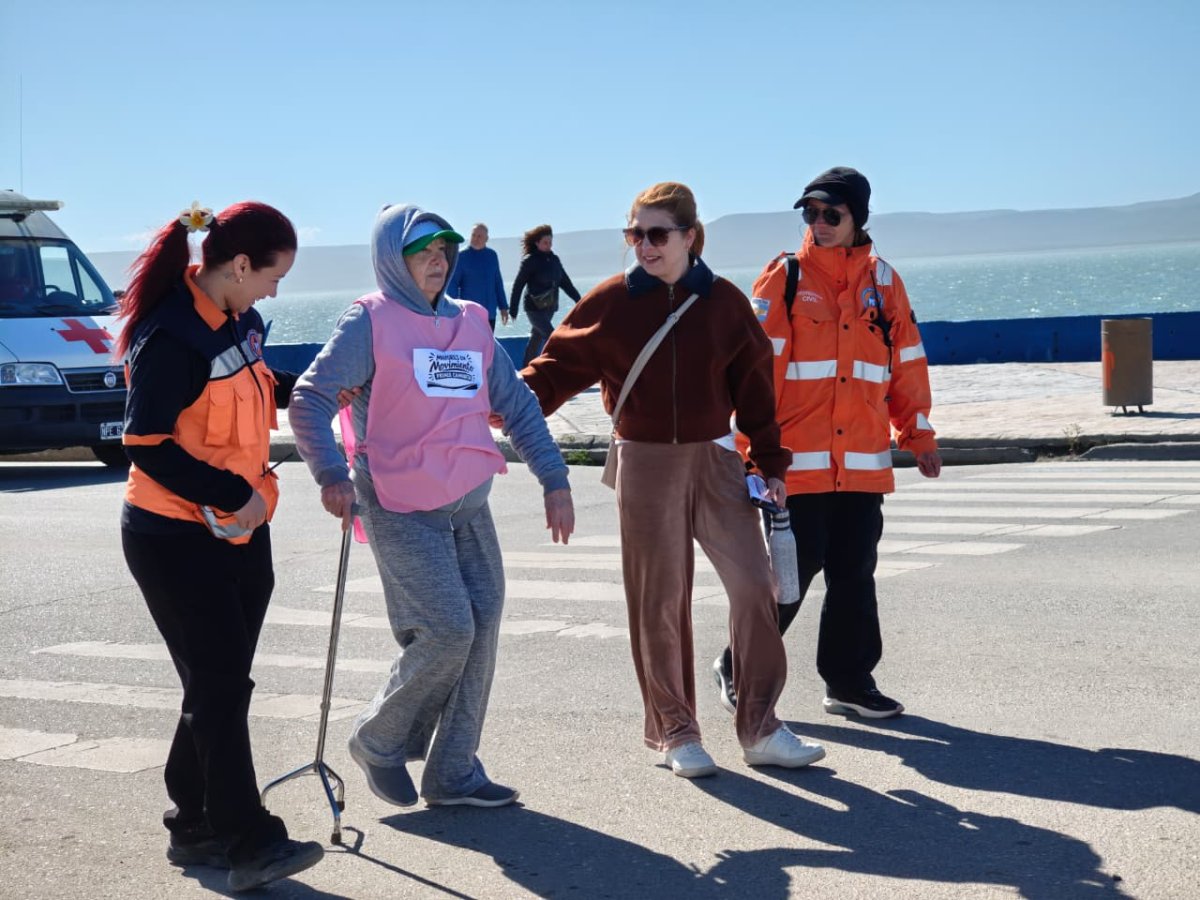 Una multitudinaria caminata reunió a familias y adultos mayores en Río Gallegos