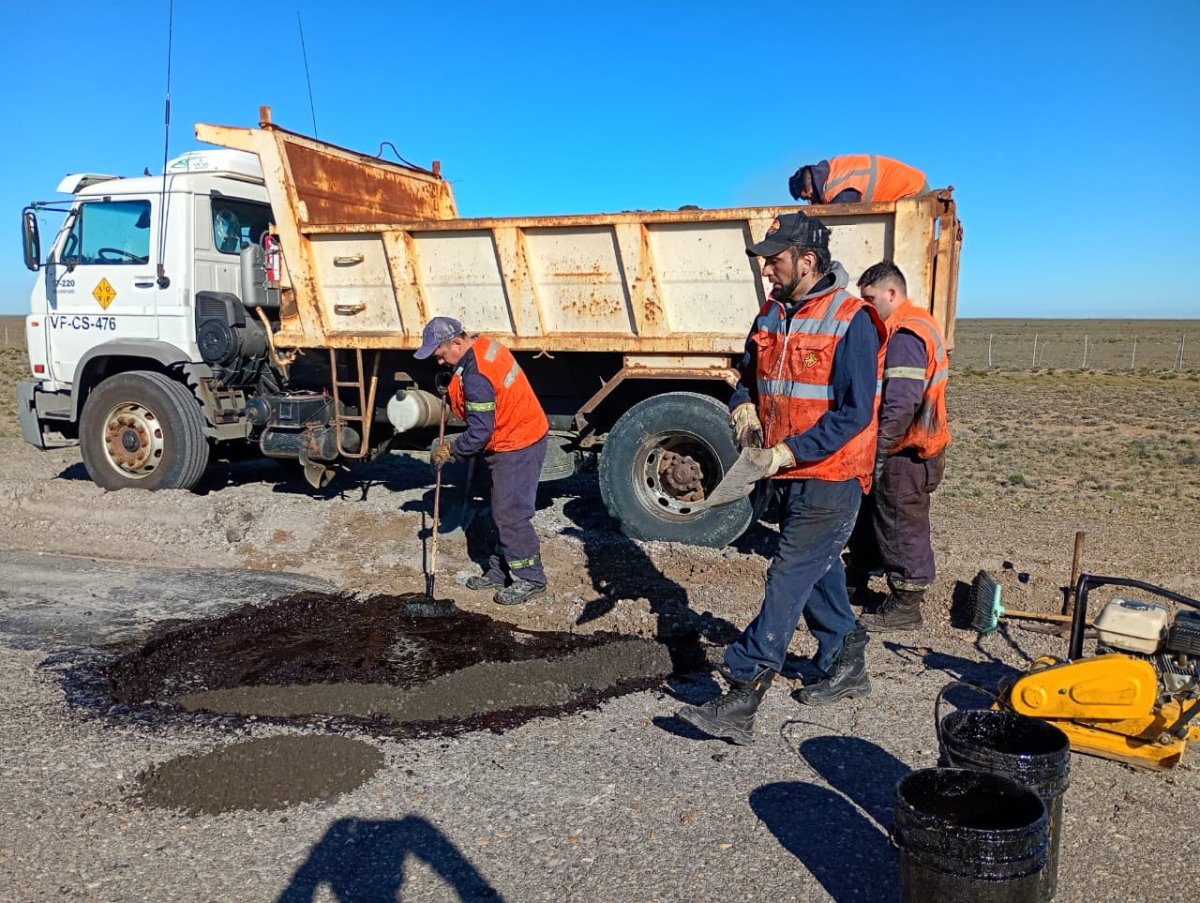 Vialidad Provincial avanza con trabajos de mantenimiento vial y colaboración comunitaria